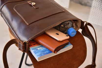 リッチオイルレザー（岡喜近江牛レザー）で作った ショルダーバッグ　ダークウォルナット